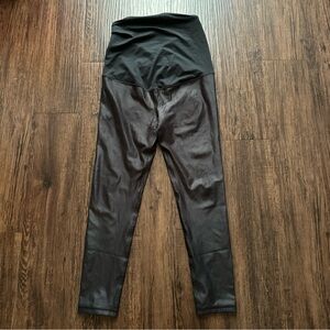 Ingrid and Isabel maternity black faux leather shine leggings NWOT Smoke free